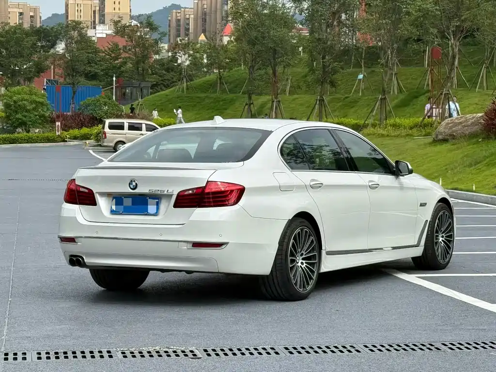 BMW 5 Series — миниатюра 9