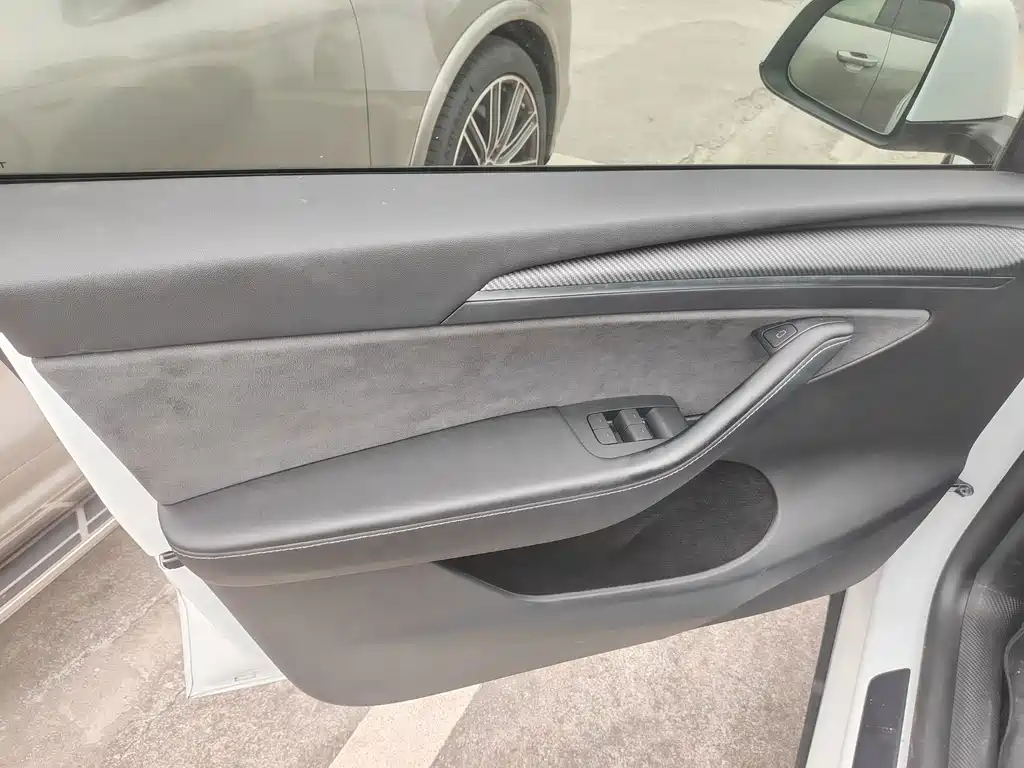 Tesla Model Y — миниатюра 20