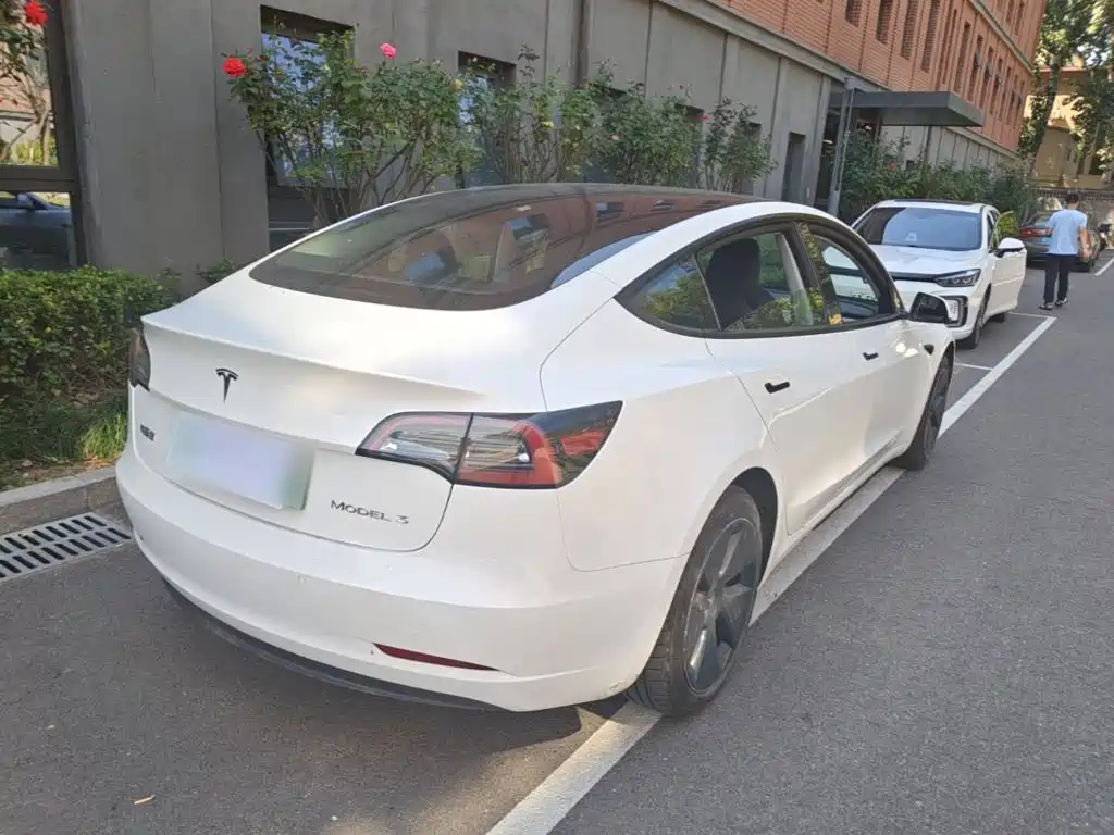 Tesla Model 3 — миниатюра 7