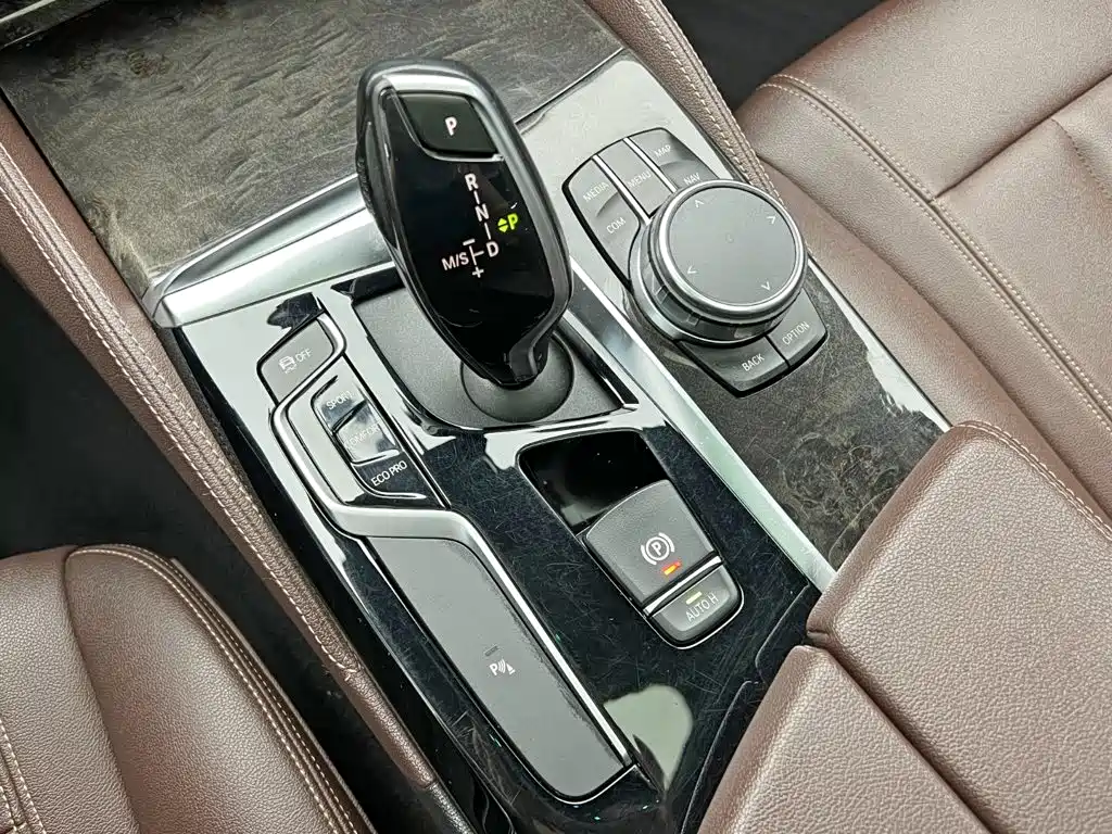 BMW 5 Series — миниатюра 17
