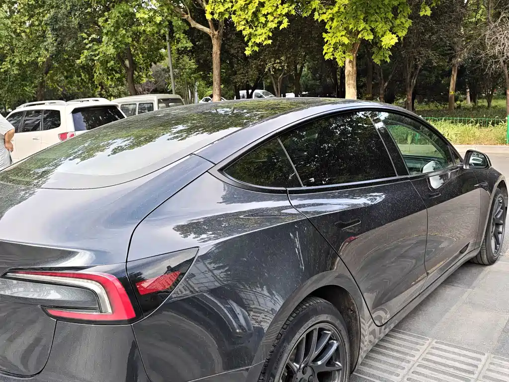 Tesla Model 3 — миниатюра 10