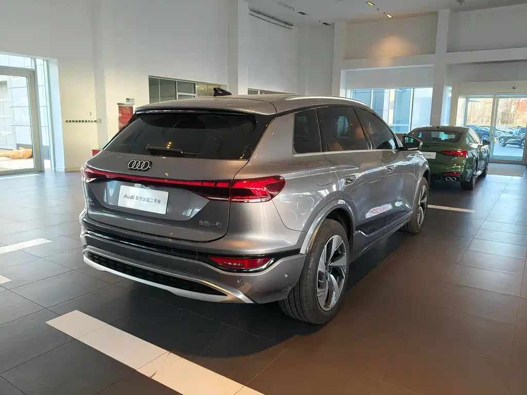 AUDI Q6L E TRON