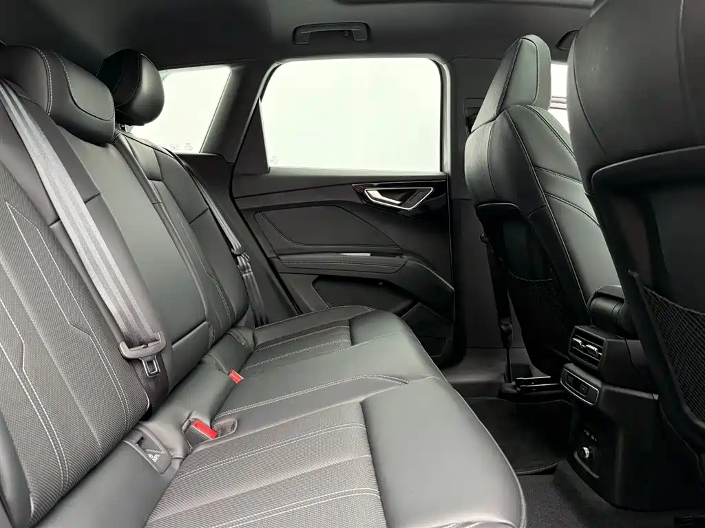 Audi Q4 e-tron — миниатюра 12
