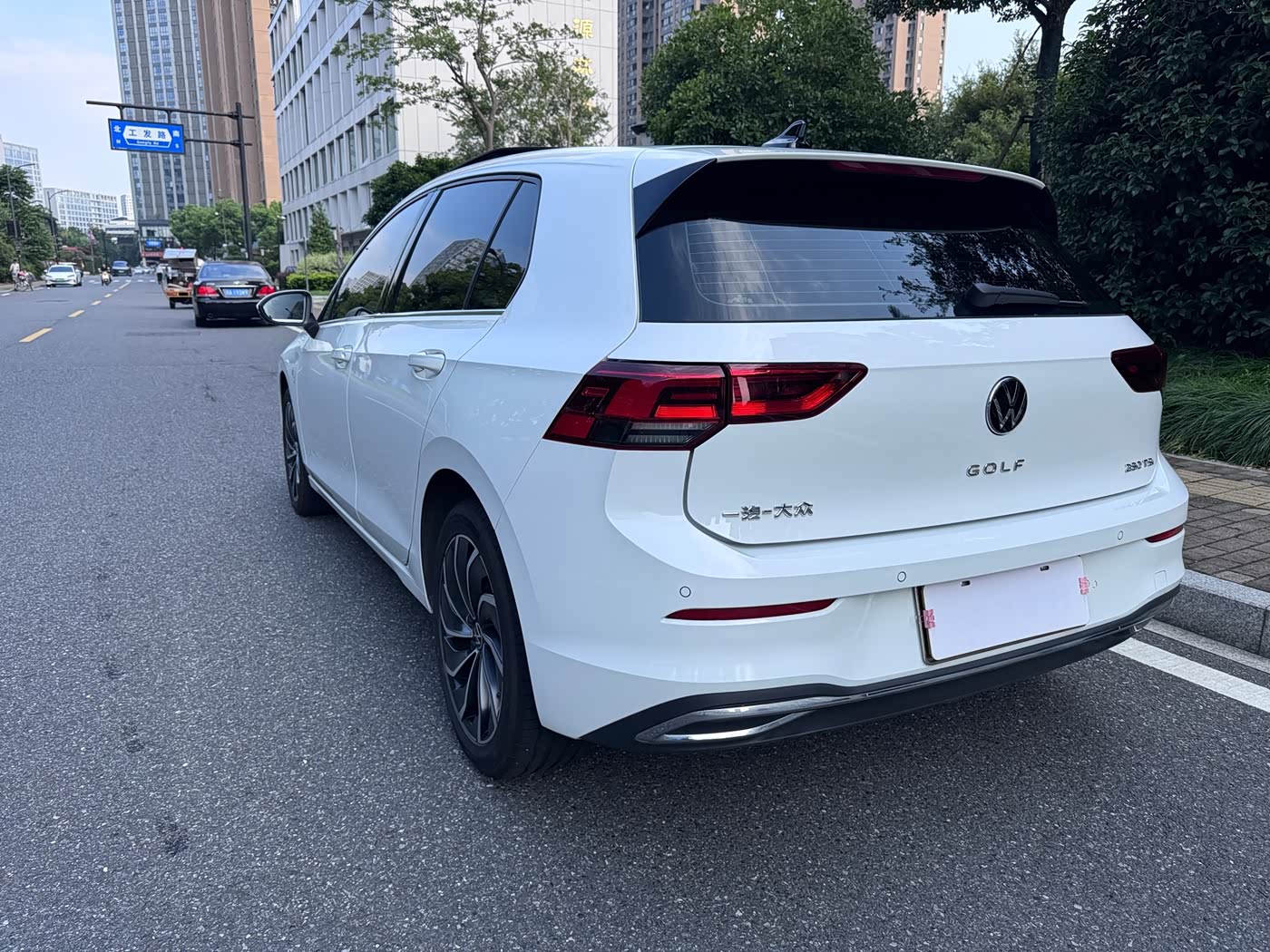 Volkswagen Golf 1.4 л 2025 г. Белый, пробег 8000 км
