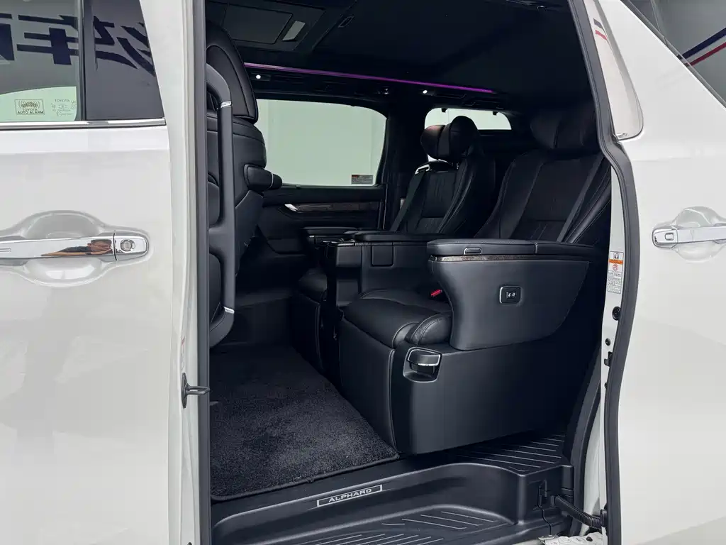 Toyota Alphard — миниатюра 11