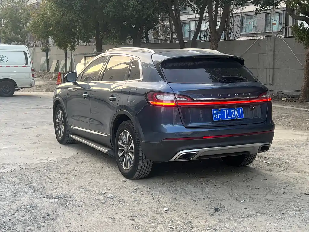 LINCOLN NAVIGATOR (IMPORT)