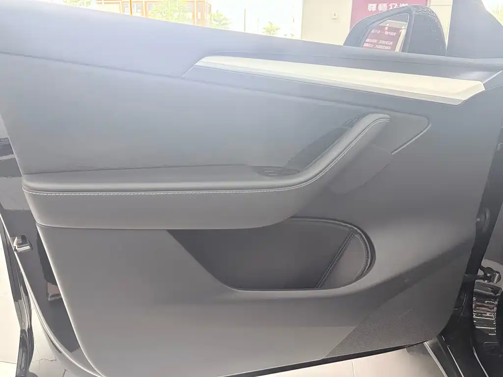 Tesla Model Y — миниатюра 15