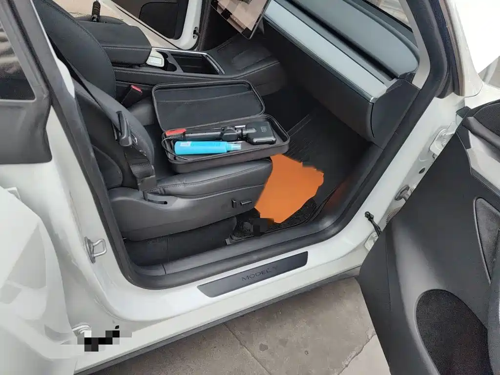 Tesla Model Y — миниатюра 18