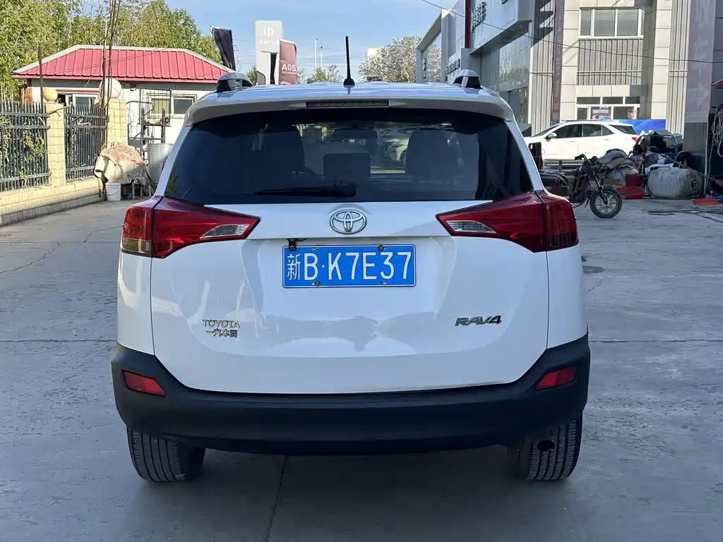Toyota RAV4 — миниатюра 8