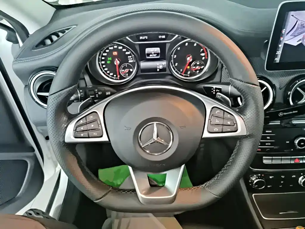 Mercedes-Benz GLA — миниатюра 11