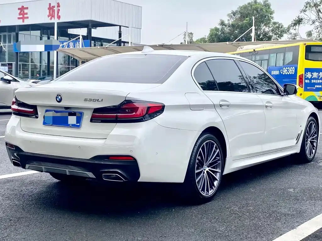 BMW 5 Series — миниатюра 7