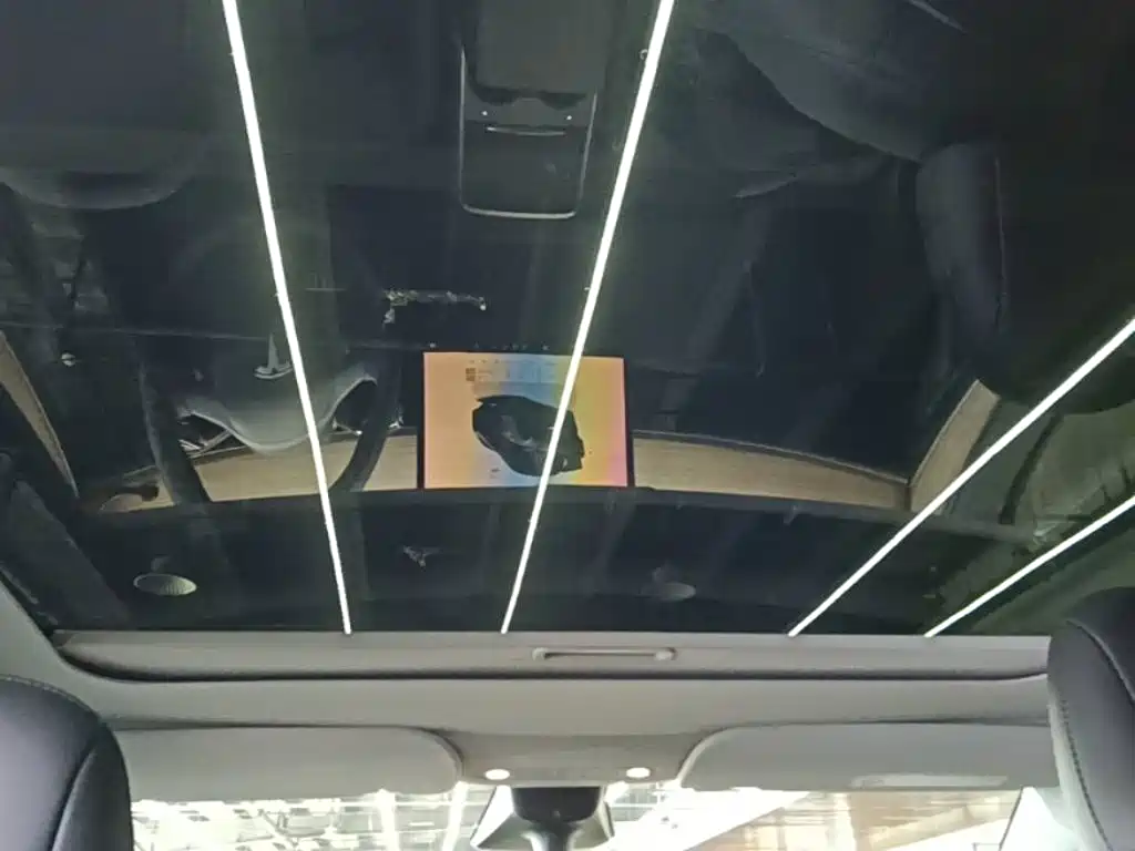 Tesla Model Y — миниатюра 18
