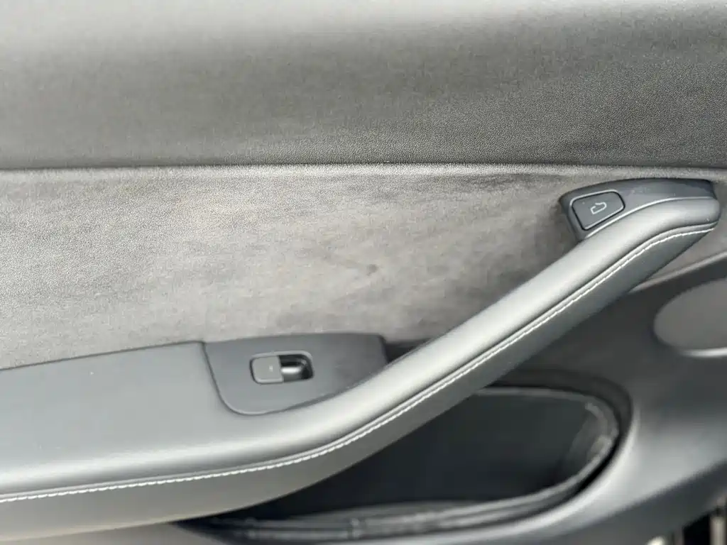 Tesla Model Y — миниатюра 9