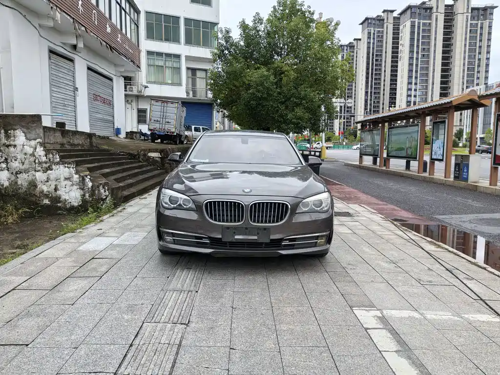 BMW 7 Series — миниатюра 3