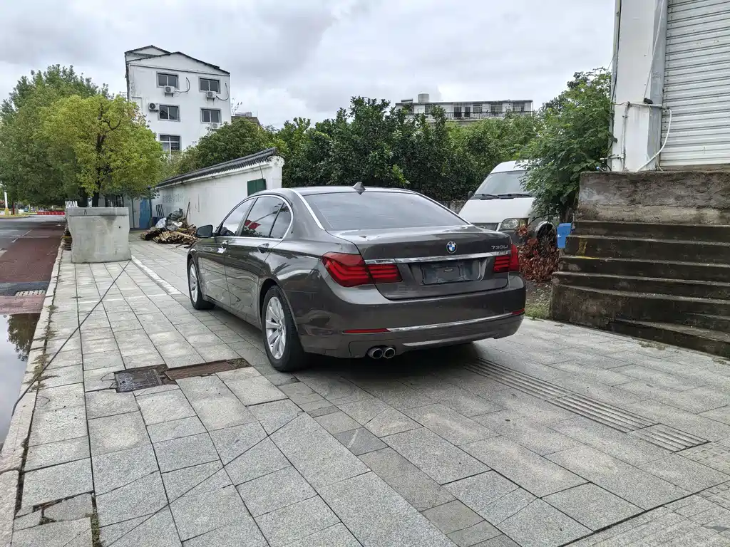 BMW 7 Series — миниатюра 4