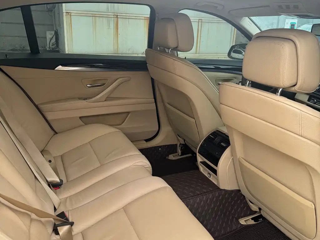 BMW 5 Series — миниатюра 10