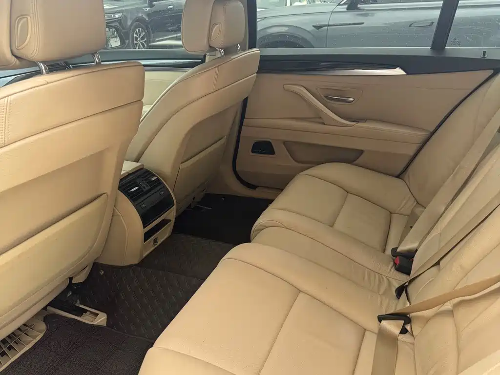 BMW 5 Series — миниатюра 6