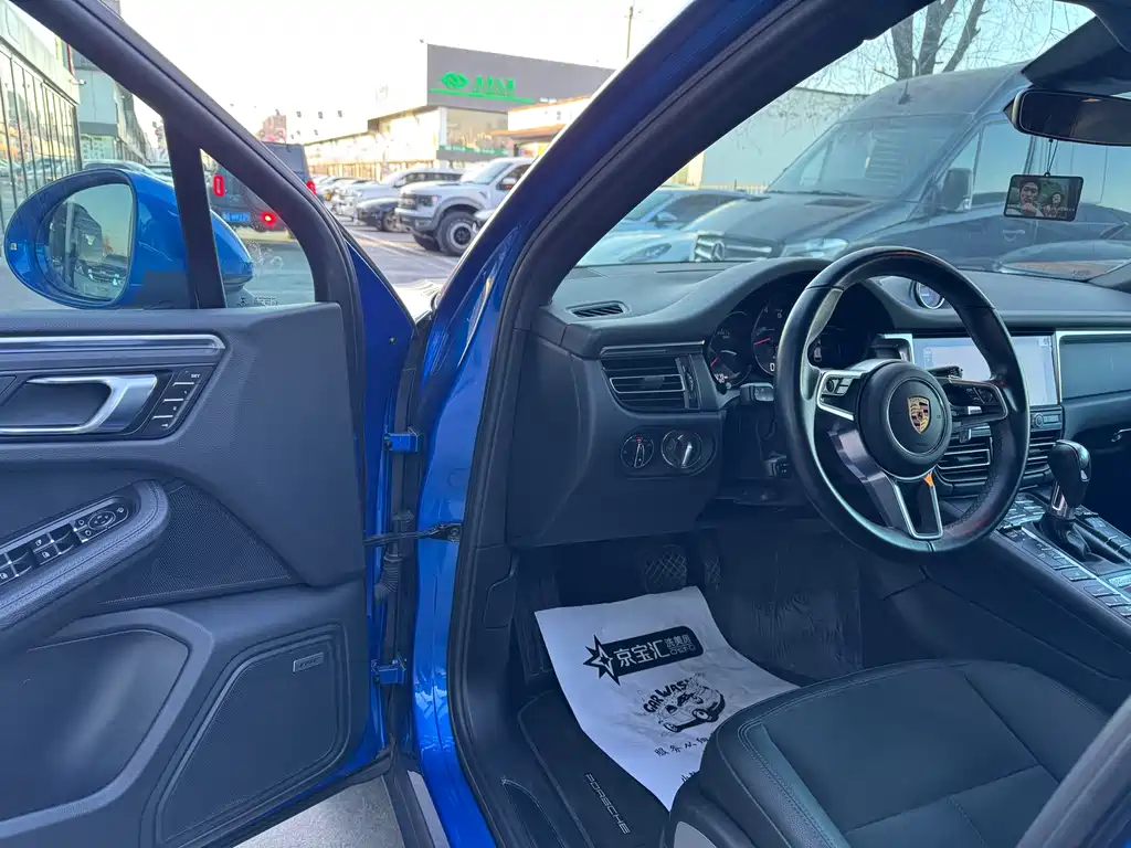 PORSCHE MACAN