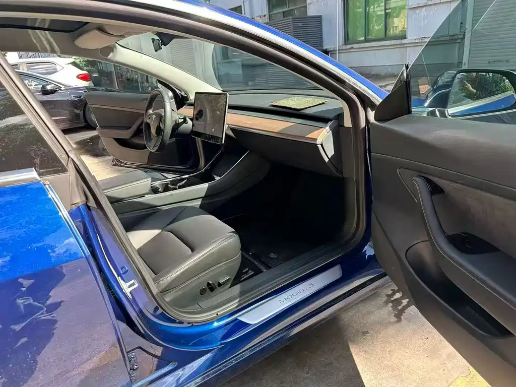 Tesla Model 3 — миниатюра 6