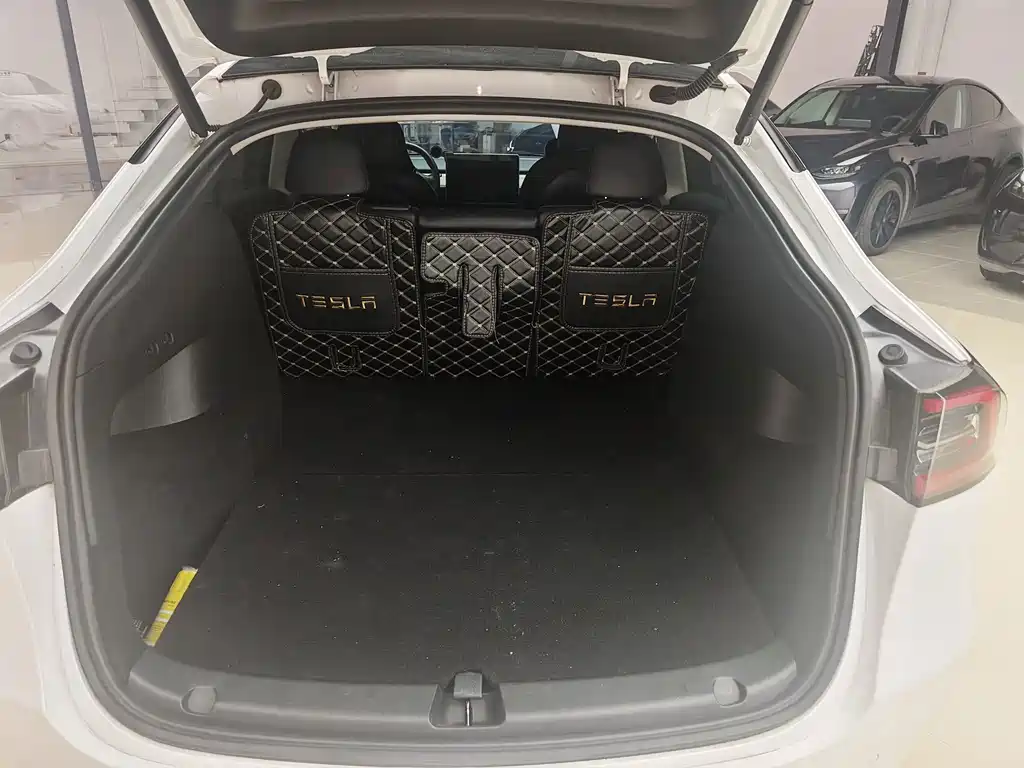 Tesla Model Y — миниатюра 17