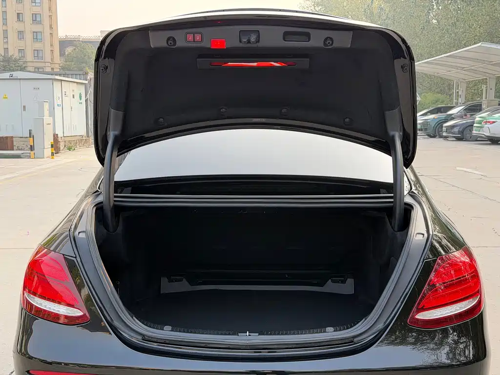 Mercedes-Benz E-Class — миниатюра 11