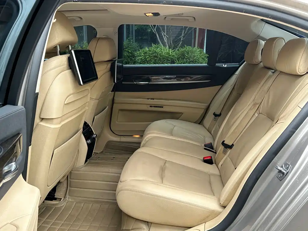 BMW 7 Series — миниатюра 11