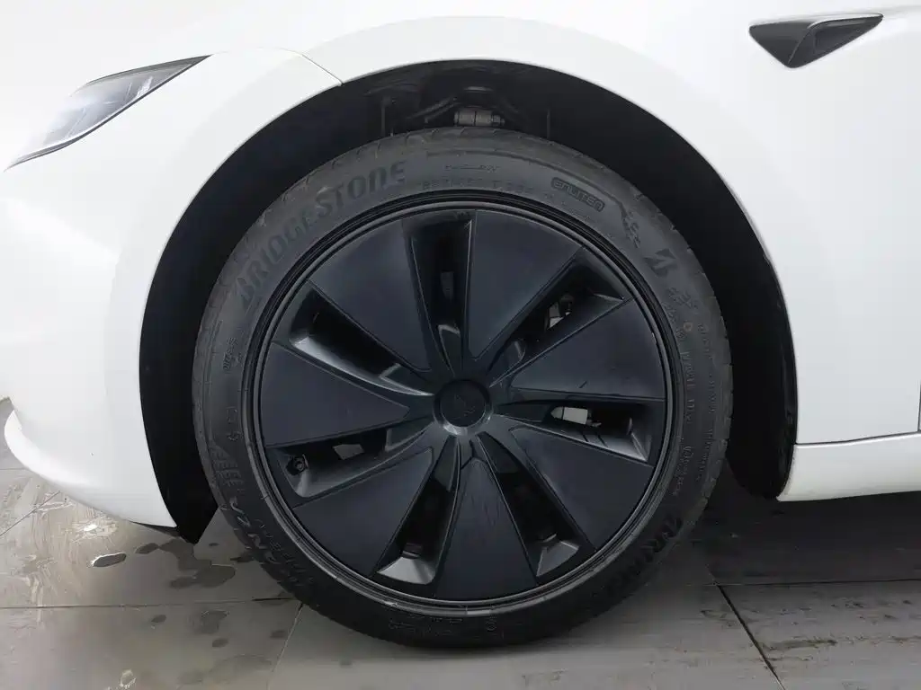 Tesla Model 3 — миниатюра 17