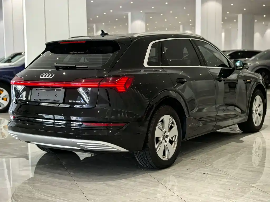 AUDI E TRON
