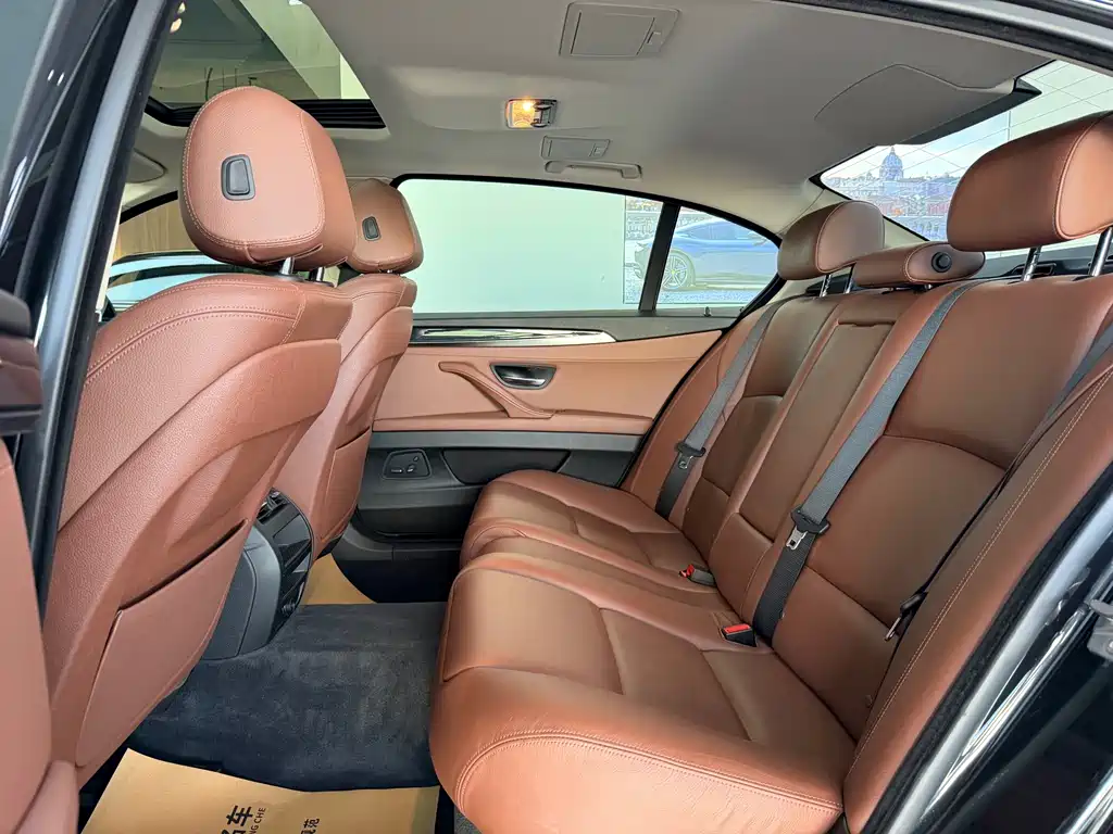 BMW 5 Series — миниатюра 10