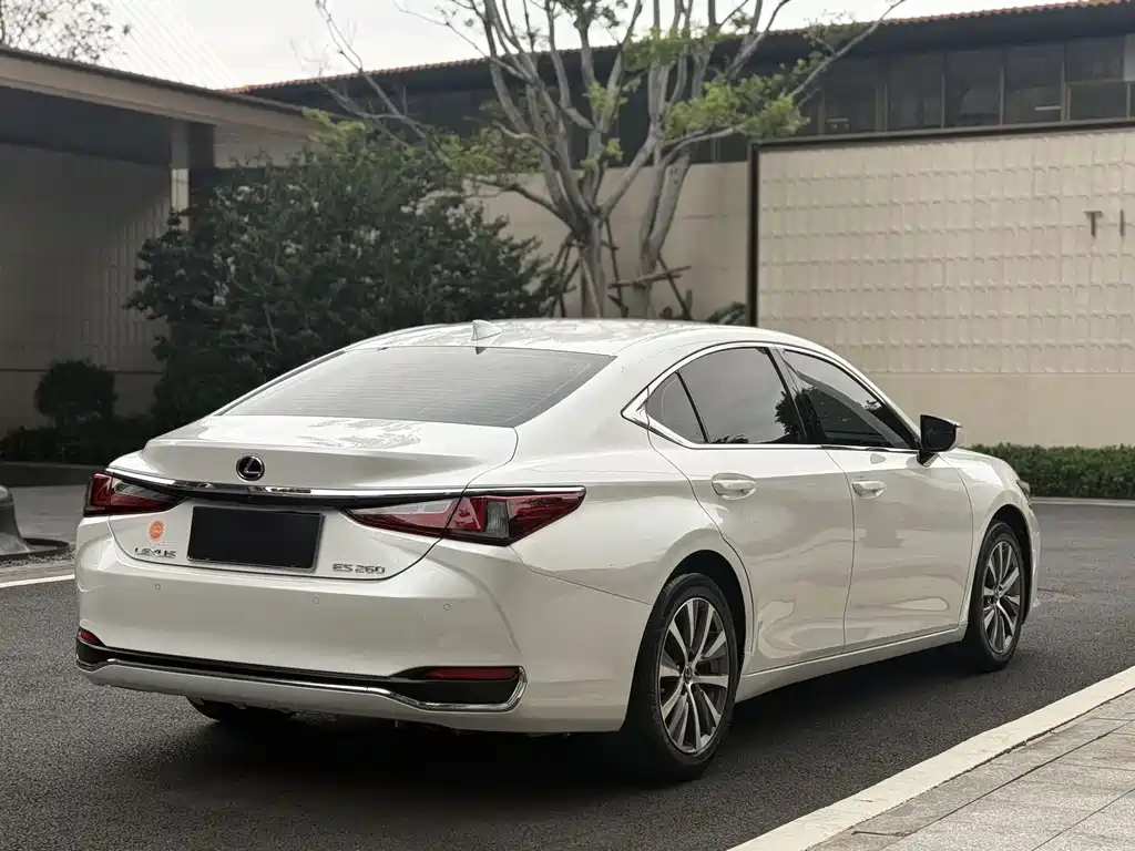 LEXUS ES