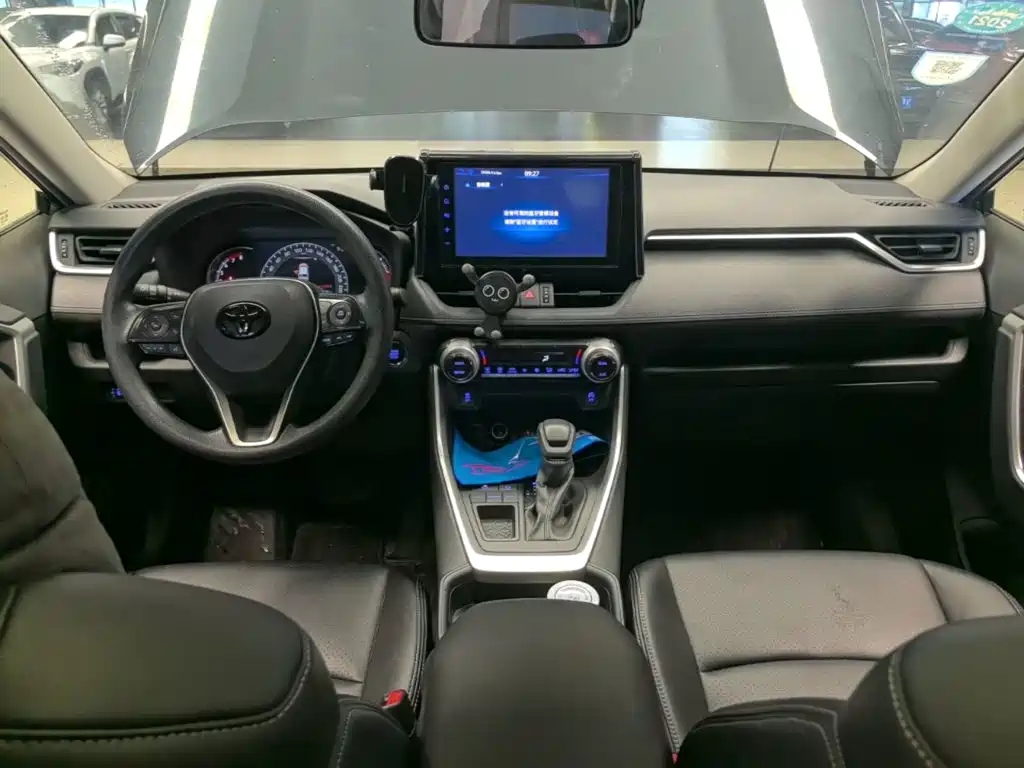 Toyota RAV4 — миниатюра 10
