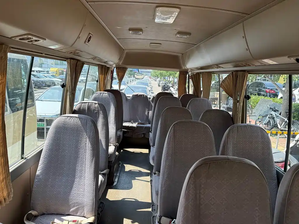 Toyota Coaster — миниатюра 6