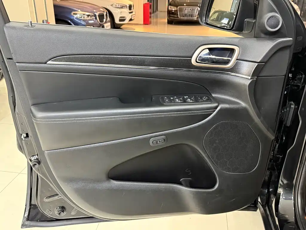 Jeep Grand Cherokee (Import) — миниатюра 4