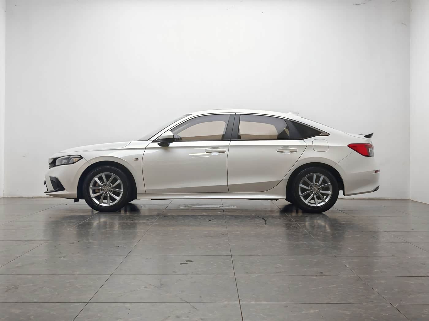 Honda Civic 1.5 л 2022 г. Белый, пробег 15000 км