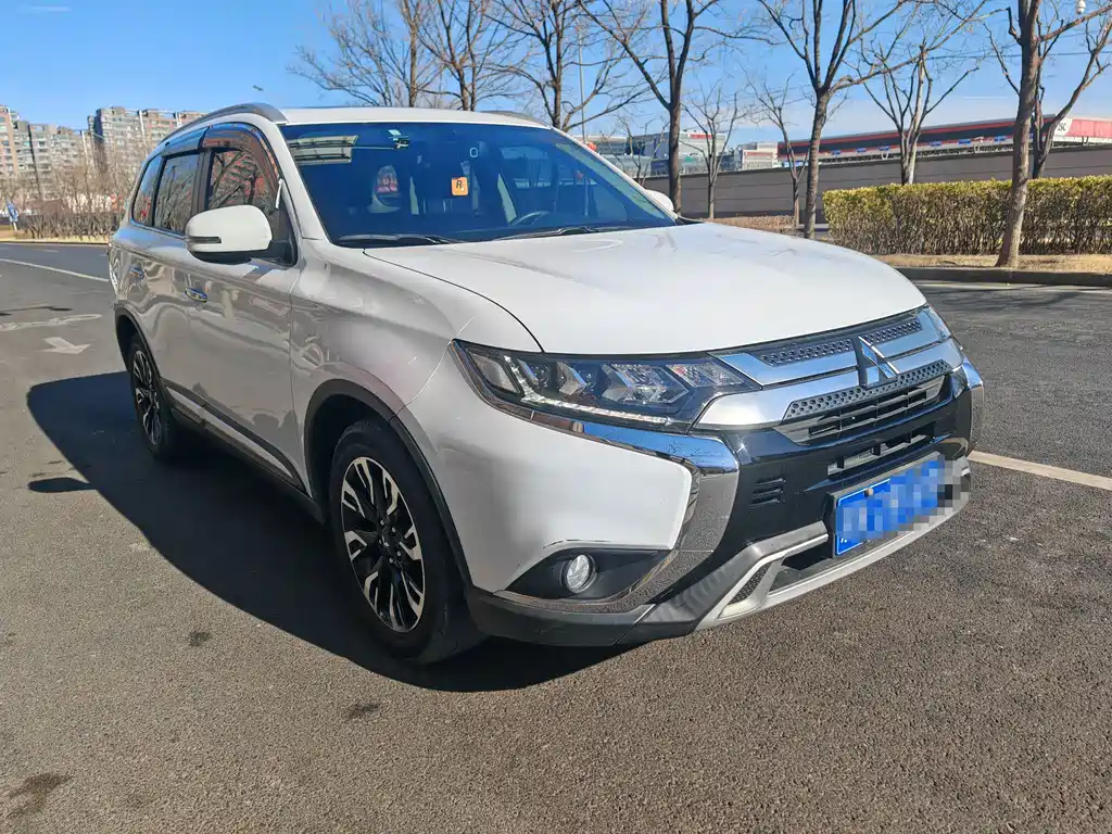 MITSUBISHI OUTLANDER