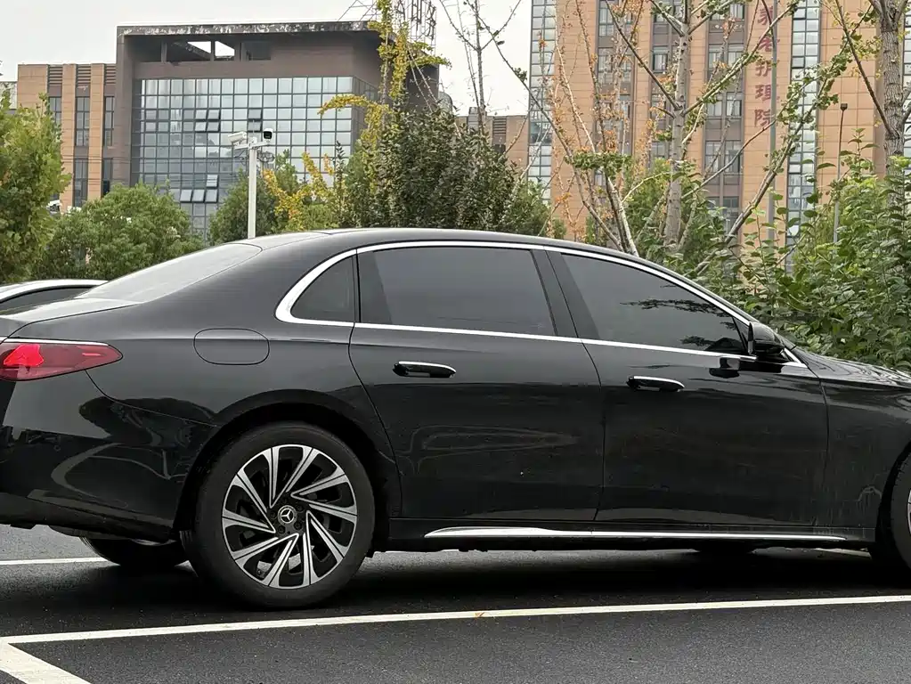 Mercedes-Benz E-Class — миниатюра 9