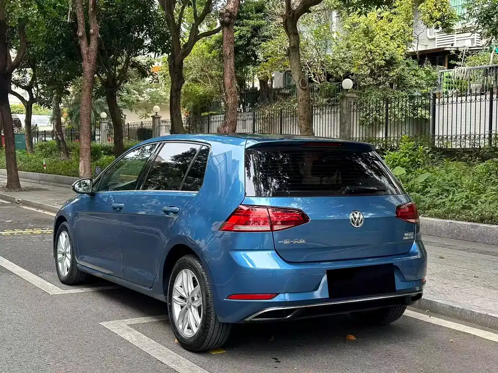 VOLKSWAGEN GOLF
