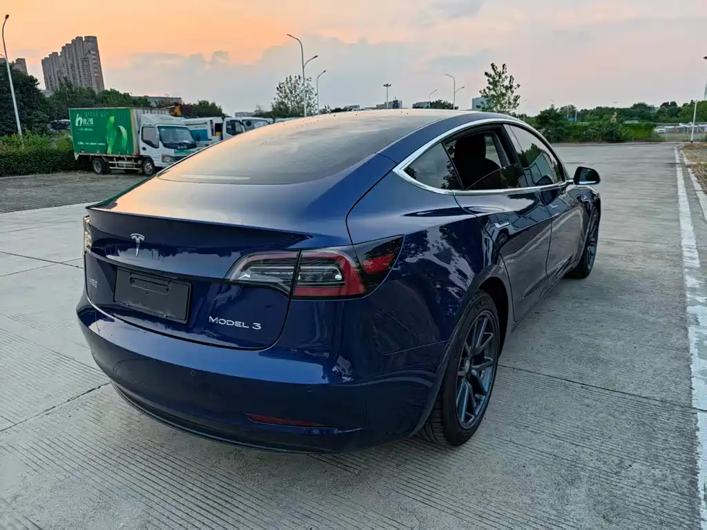 Tesla Model 3 — миниатюра 7