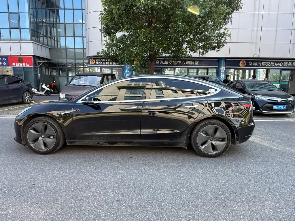Tesla Model 3 — миниатюра 10