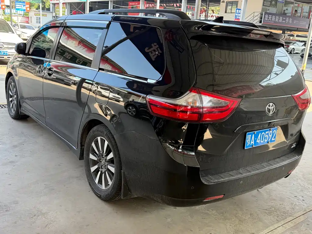 Toyota Sienna — миниатюра 16