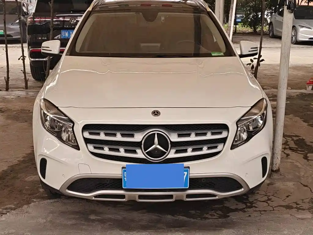 MERCEDES-BENZ GLA