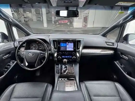 Toyota Alphard — миниатюра 5
