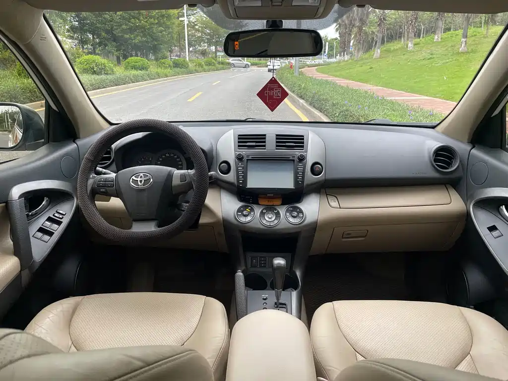 Toyota RAV4 — миниатюра 7
