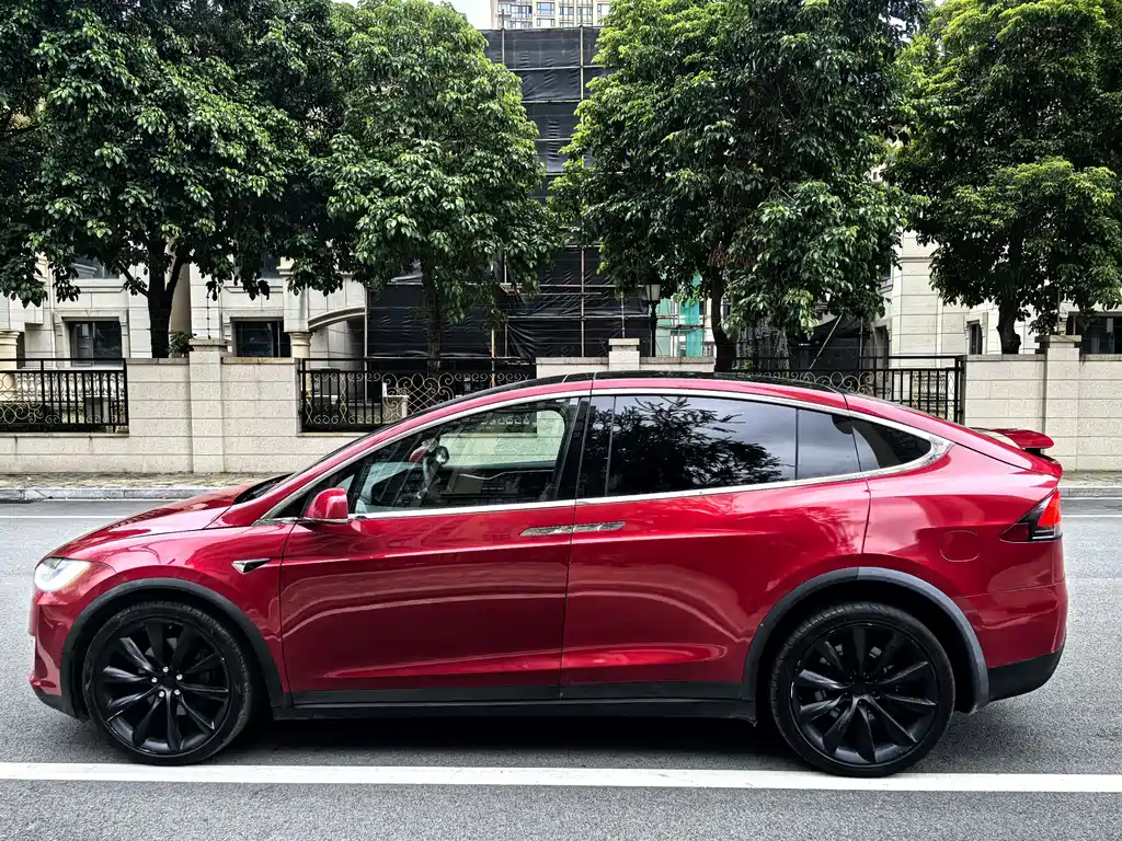 TESLA MODEL X