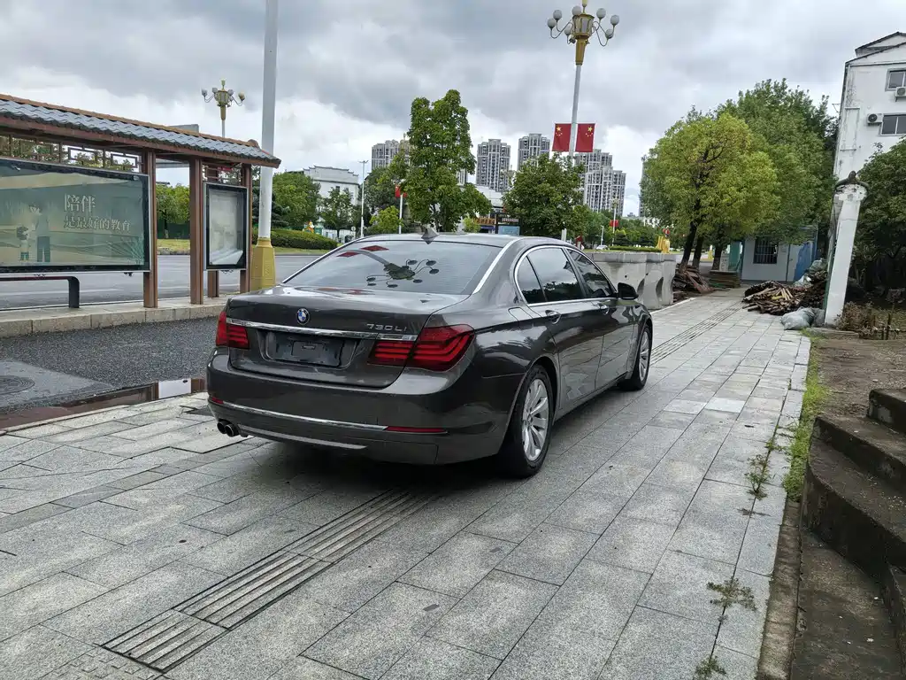 BMW 7 Series — миниатюра 6