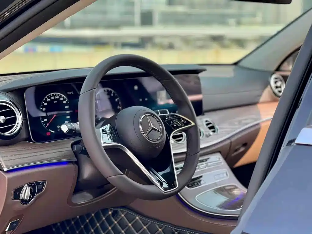 Mercedes-Benz E-Class — миниатюра 6