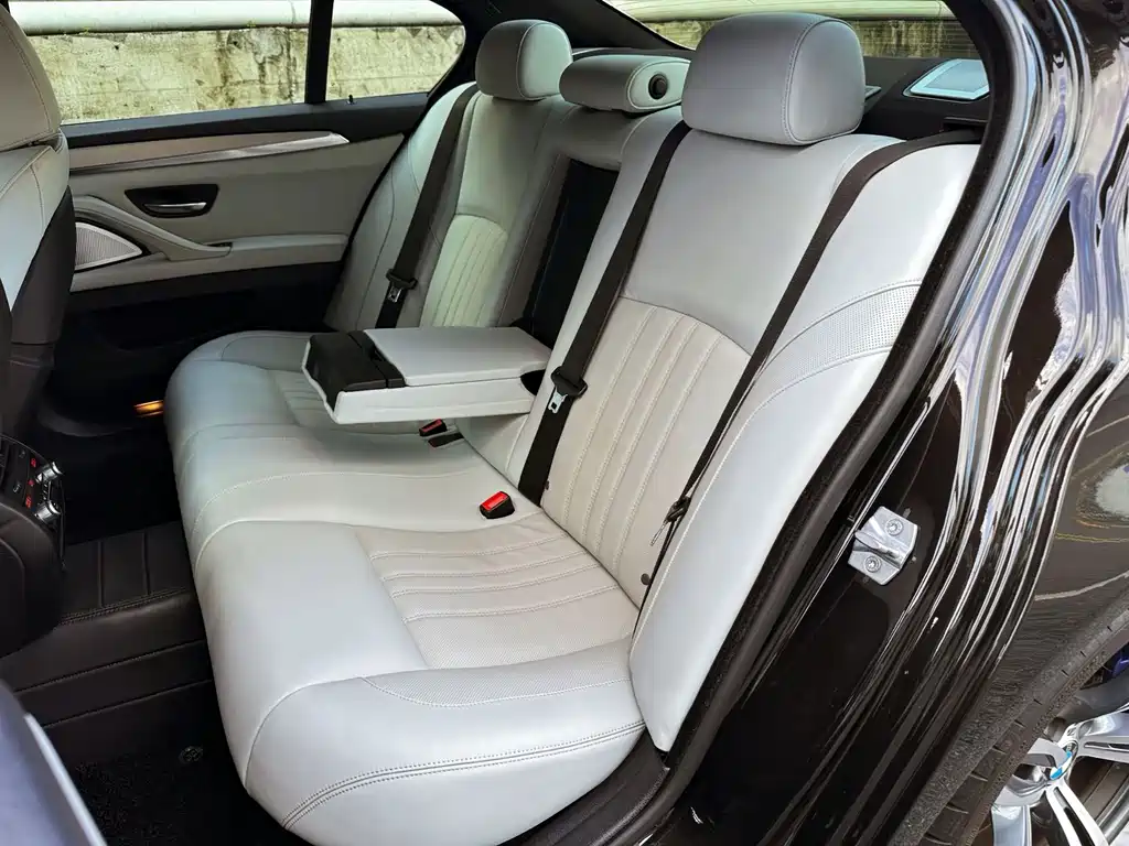 BMW M5 — миниатюра 9