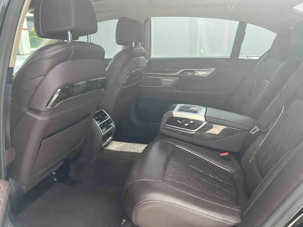 BMW 7 Series — миниатюра 7