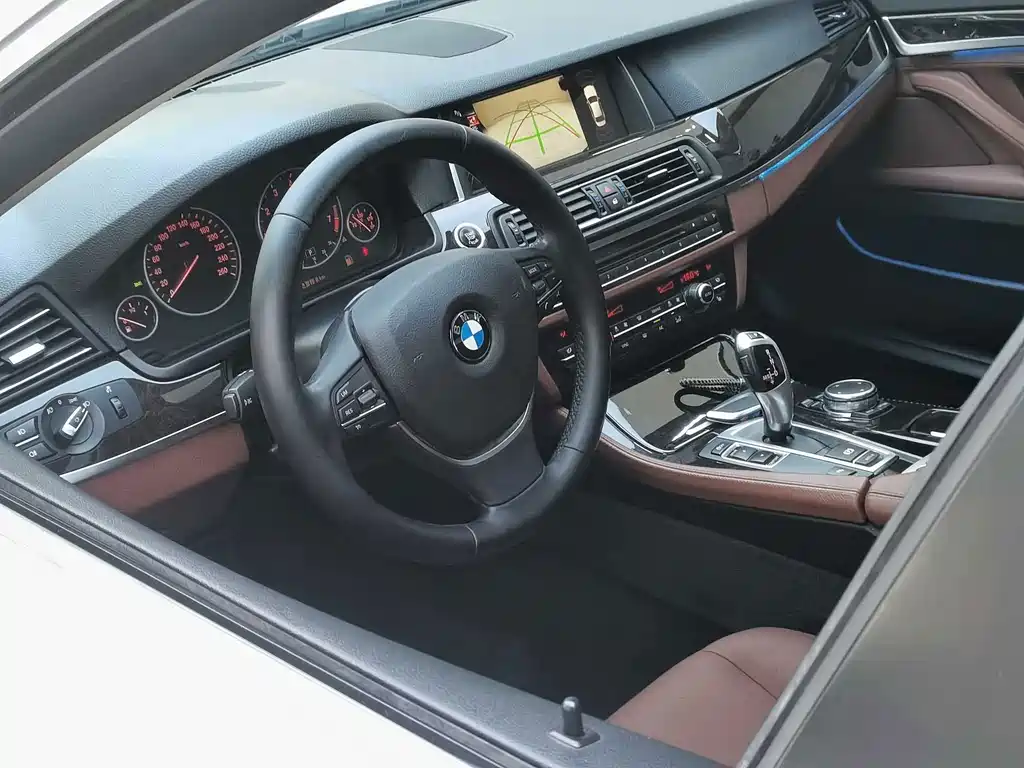 BMW 5 Series — миниатюра 13