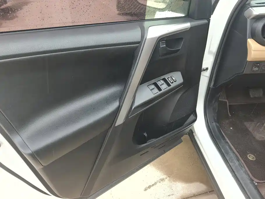 Toyota RAV4 — миниатюра 7